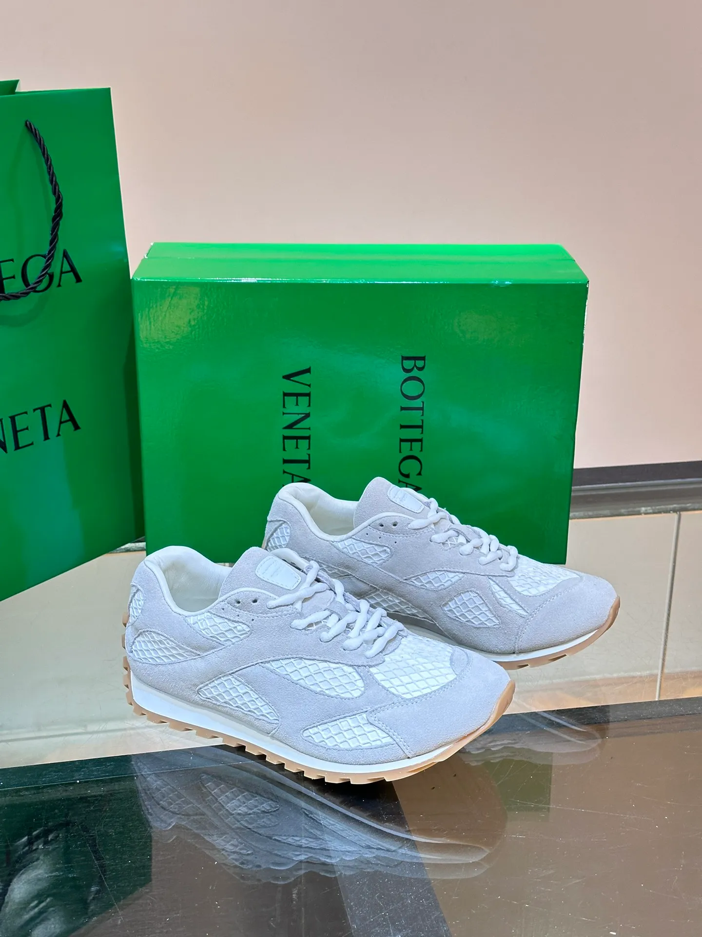 p640 "Bv" new orbit👫 casual sneakers for couples, the retro style of the millennium is so handsome, a super cool fashion item, the most important thing is that it feels incomparably comfortable on the feet, and the design style is also perfect. It will definitely be the one you wear most in daily life, original development, high quality presentation! Size: 35-45 (men’s size 38.45 customized)